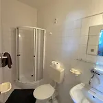 Pensión Vis A Vis 3*